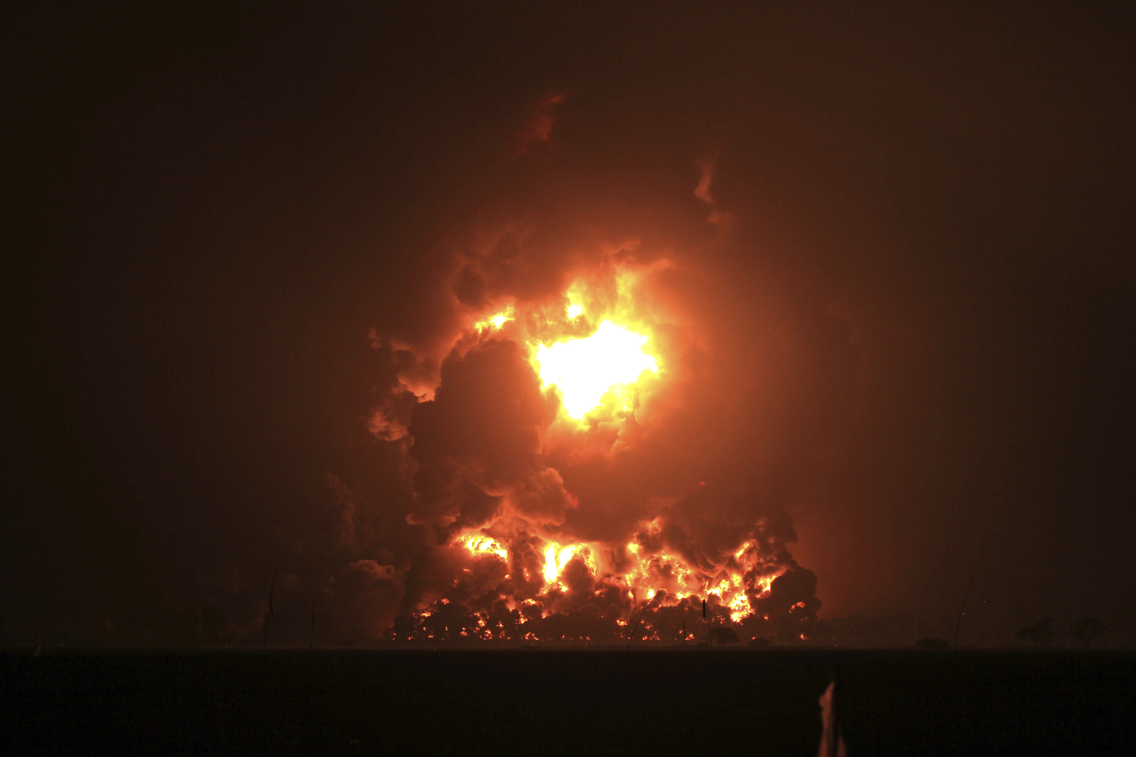 3 взрыва ночью. Взрыв на Ачинском НПЗ В 2014. Взрыв ночью. Взрыв на нефтяном заводе. Взрыв на нефтеперерабатывающем заводе.