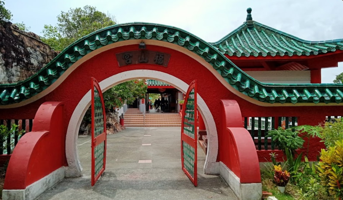 tua pek kong and guan yin chinese temple entrance on kusu island